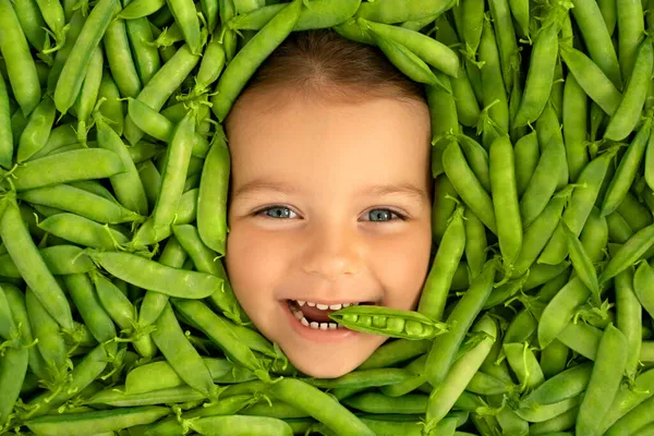 Rosto Uma Criança Engraçada Bonito Cercado Por Vagens Verdes Ervilhas — Fotografia de Stock