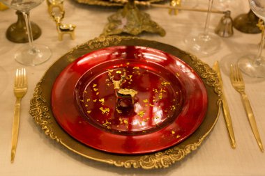 Tabakta duran altın bir geyik heykeli. Kutlama tablosu ayarları