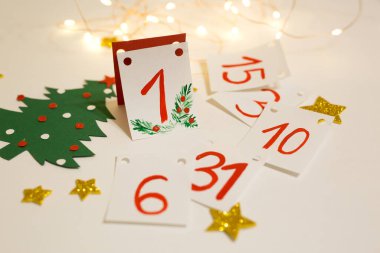 Yırtılmış sayfaları olan yeni yıl takvimi. Kış aylarının günleri. Yeni yılın ilk günüydü. 1 Ocak, takvimde akriliklerle boyanır..