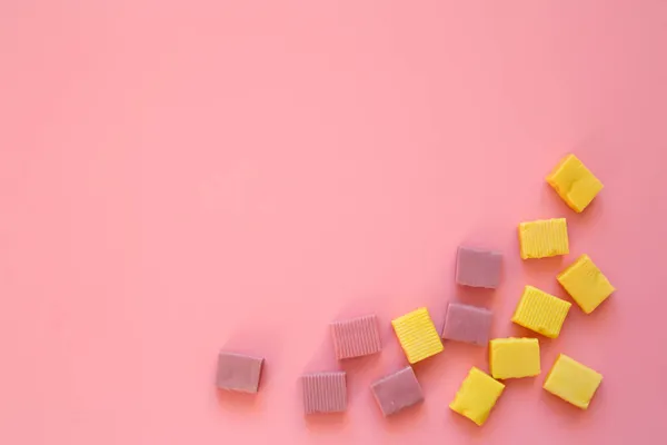 Doces Amarelos Mastigáveis Fundo Rosa Modelo Para Design Doces Borda — Fotografia de Stock
