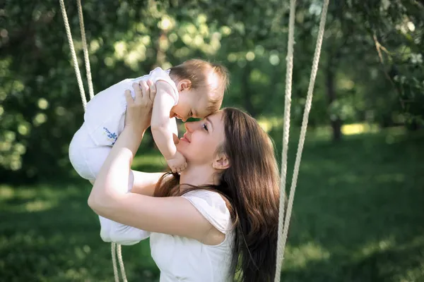 Lycklig Barndom För Ett Friskt Barn Närbild Bebis Mammas Armar — Stockfoto