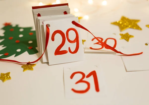 Kış aylarının yırtık sayfalarıyla dolu yeni yıl takvimi. Aralık 'ın son günleri. Noel takvimi. Yeni yılı ve Noel 'i dört gözle bekliyorum.