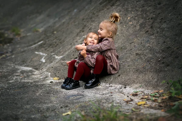 Φιλία Δύο Μικρών Κοριτσιών Κορίτσια Παίζουν Και Διασκεδάσουν Εξωτερικούς Χώρους — Φωτογραφία Αρχείου
