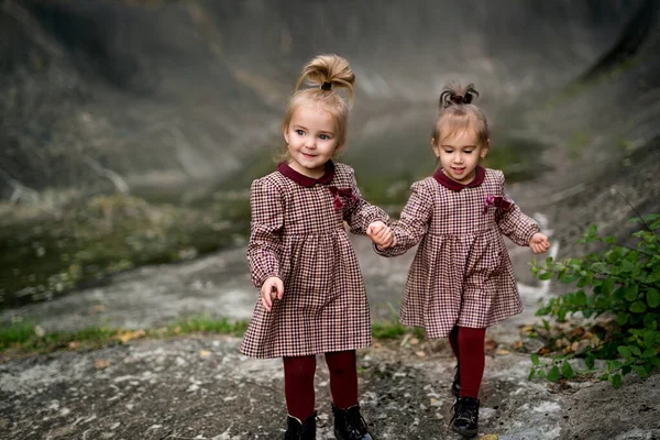 소녀의 소녀들은 바위가 곳에서 놀이를 즐기고 재미있게 놉니다 자매들은 — 스톡 사진