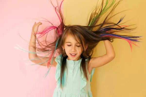 Ένα Χαρούμενο Κορίτσι Κλειστά Μάτια Πετάει Πολύχρωμα Τούφες Μαλλιών Χέρια — Φωτογραφία Αρχείου