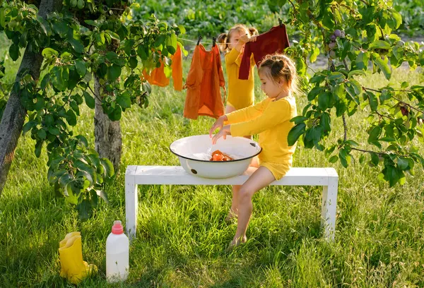 Los Niños Ayudan Madre Con Las Tareas Domésticas Lavando Ropa — Foto de Stock