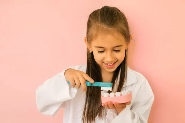 Κορίτσι Ιατρικό Φόρεμα Οδοντίατρου Δείχνει Πώς Βουρτσίζει Σωστά Δόντια Της — Φωτογραφία Αρχείου