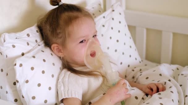 Dítě Při Ležení Posteli Inhalační Maskou Prudce Zakašle Dítě Bronchitidou — Stock video