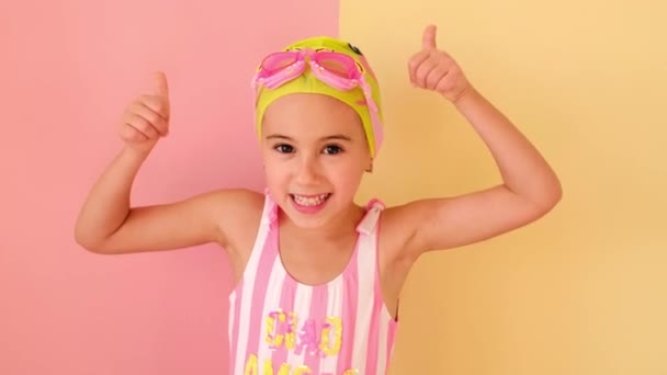 Niño Con Gorra Natación Gafas Natación Muestra Una Clase Demostrando — Vídeos de Stock