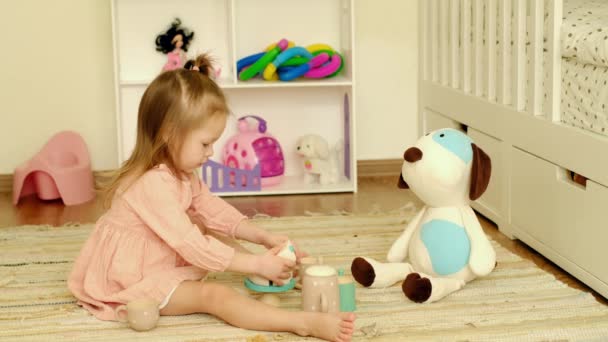 Kind Sammelt Eine Spielzeugtorte Aus Stücken Auf Einem Ständer Ein — Stockvideo