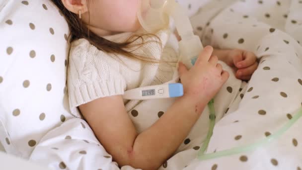 Bebê Está Deitado Cama Com Termômetro Tela Qual Temperatura Corpo — Vídeo de Stock