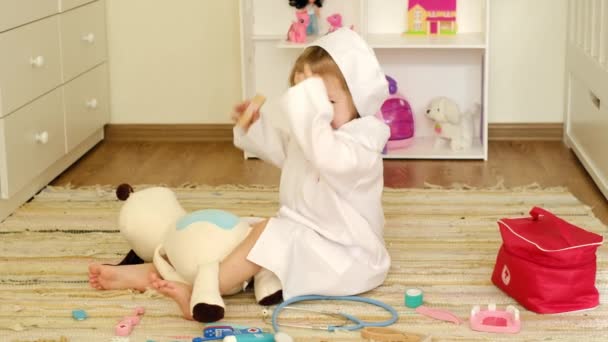 Minsk Belarús Noviembre 2021 Niña Juega Doctor Con Perro Peluche — Vídeos de Stock