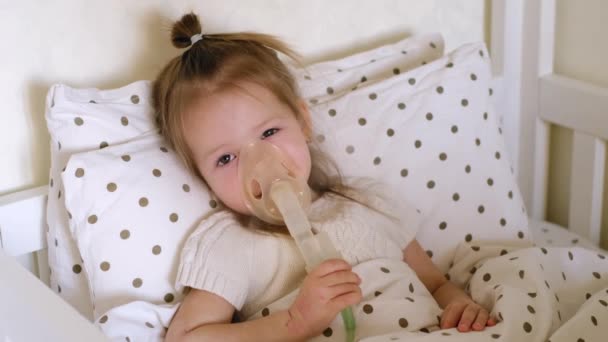 Bebê Cansado Está Deitado Cama Com Uma Máscara Inalatória Inalando — Vídeo de Stock