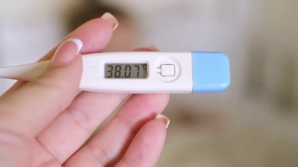 Madre Sta Tenendo Termometro Elettronico Con Una Temperatura Elevata Sul — Video Stock