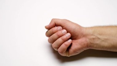 Adamın avucundaki kırmızı kurdele AIDS 'in sembolüdür. HIV pozitif bir erkeğin güçlü elleri. Dünya AIDS Farkındalık Günü. İlaç ve iyileşme umudu. Sosyal eşitlik.