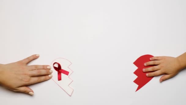 Mãe Com Aids Uma Criança Saudável Conectam Duas Metades Coração — Vídeo de Stock