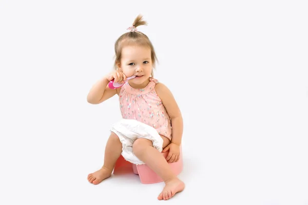 Κοπέλα Βουρτσίζει Δόντια Της Οδοντόβουρτσα Ενώ Κάθεται Μια Τουαλέτα Μωρό — Φωτογραφία Αρχείου