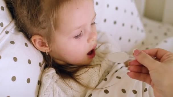 Malé Dvouleté Nemocné Dítě Leží Posteli Pije Léky Lžíce Kterou — Stock video