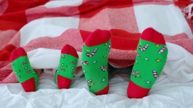 Noel sabahı Noel Baba 'nın hediyesini açan iki kız kardeş yerde, ekose pijamalarıyla yatıyordu. Kareli giysiler. Yeni yılda hediye almaktan mutluluk duyarız. Dilek gerçekleştirme ve hayaller