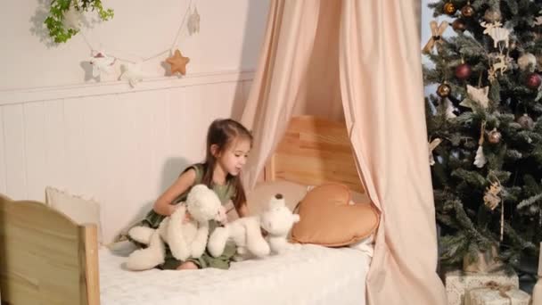 Droll Meisje Speelt Met Pluche Speelgoed Zet Slapen Naast Haar — Stockvideo