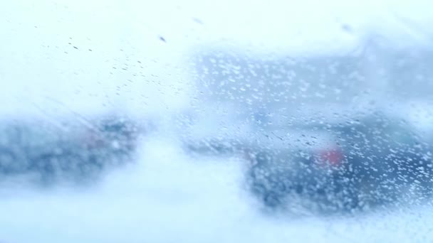 Auto Ruitenwissers Reinigen Voorruit Van Auto Van Natte Sneeuw Smelten — Stockvideo