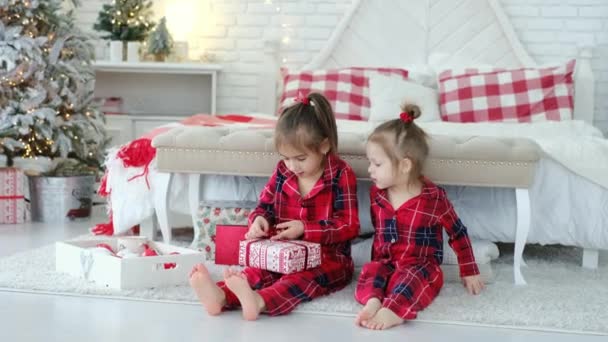 Two Little Sisters Open Santa Gift Christmas Morning Sitting Plaid — Stock Video