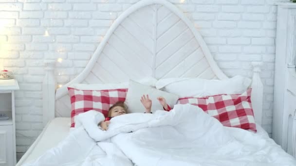 여자들은 아침에 잠자리에서 잠옷을 재미있게 놀면서 숨어서 일어나기를 거부한다 크리스마스 — 비디오