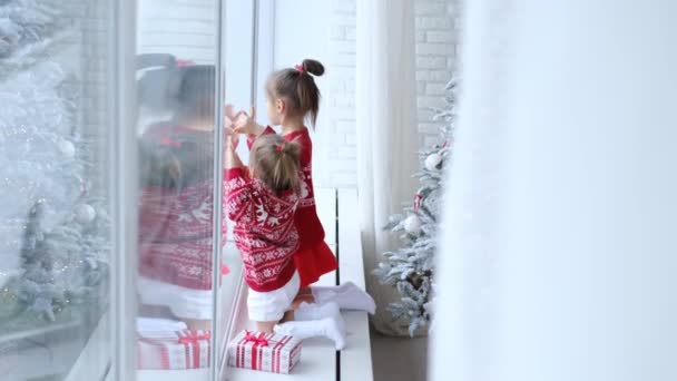 Children Play Sitting Windowsill Christmas Tree Draw Drawing Misted Glass — Stock Video