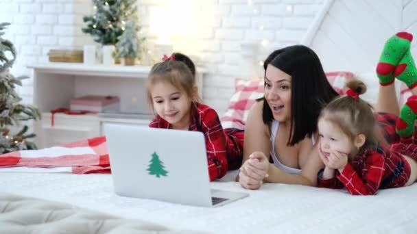 Annemle Kızlar Merhaba Der Noel Sanal Zoom Görüntülerinde Akrabalarıyla Buluşurlar — Stok video