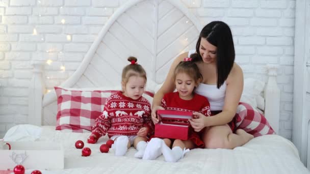 Мама Дівчатами Ліжку Штучними Подушками Відкривають Кришку Коробки Подарунками Подивом — стокове відео