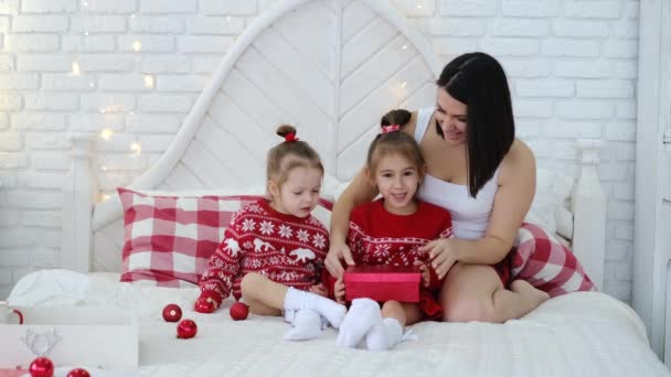 Una Madre Suoi Figli Aprono Una Scatola Con Regalo Natale — Video Stock