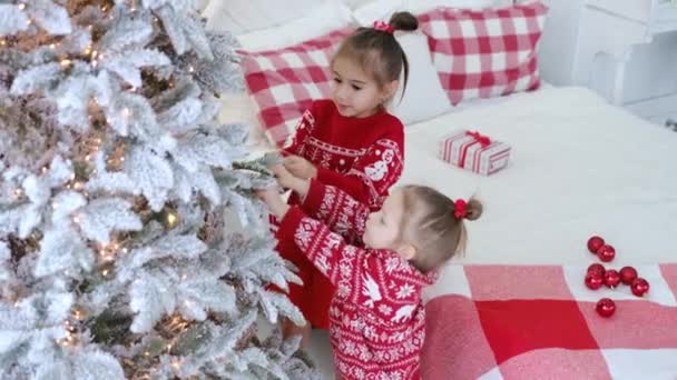 Due Simpatiche Sorelline Appendono Palle Sull Albero Natale Decorano Stanza — Video Stock