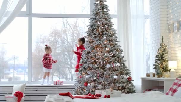 Bebekler Misted Cam Penceresini Parmaklarıyla Çizerler Aralık Ayında Kar Yağışının — Stok video