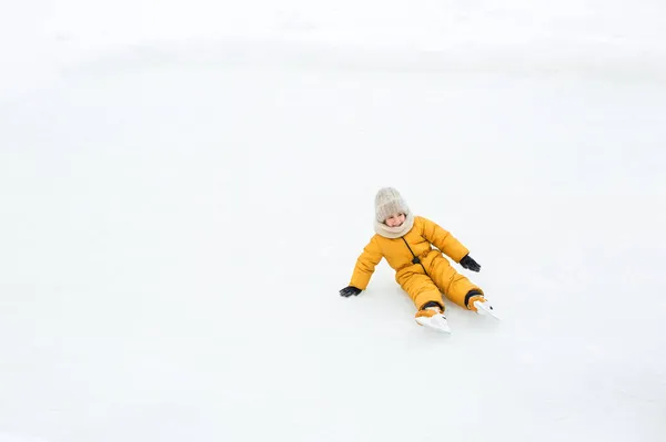 Bambino Stava Pattinando Una Pista Pattinaggio Cadde Ridendo Allegramente Impara — Foto Stock