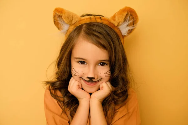 Ute Κορίτσι Αυτιά Και Μια Τίγρη Μοτίβο Μάσκα Στο Πρόσωπο — Φωτογραφία Αρχείου