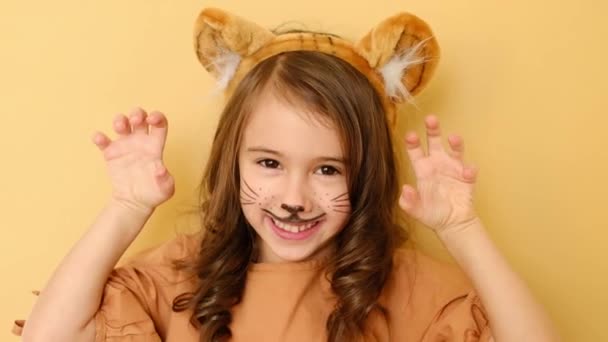 Egy Gyerek Tigrisnek Öltözve Festett Arccal Fülekkel Morog Gesztikulál Kezével — Stock videók