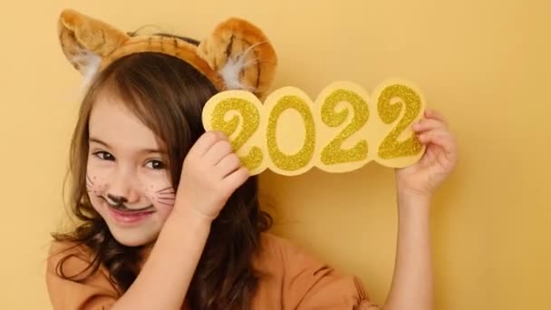 Nice Girl Ears Painted Face Image Tiger Holding Brilliant Numbers — Video Stock