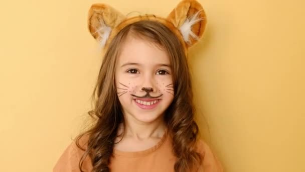 Cute Kręcone Brunetka Dziewczyna Opaską Uszami Tygrys Makijaż Uśmiecha Się — Wideo stockowe