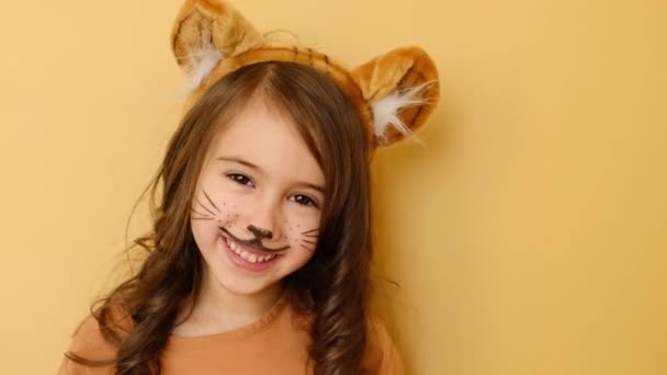 Χαριτωμένο Μακρυμάλλικο Κορίτσι Ντυμένο Τίγρη Ζωγραφισμένο Πρόσωπο Χαμογελάει Γλυκά Και — Αρχείο Βίντεο