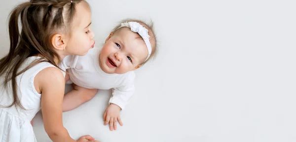 Six Month Old Baby Sobs Avoiding Kisses His Little Sister —  Fotos de Stock