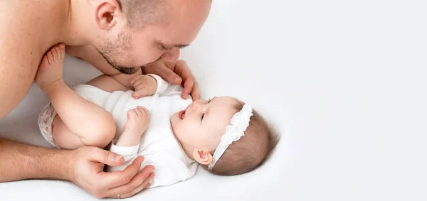 Otec Sklonil Nad Ležící Roztomilou Šestiměsíční Dceruškou Aby Políbil Něžně — Stock fotografie