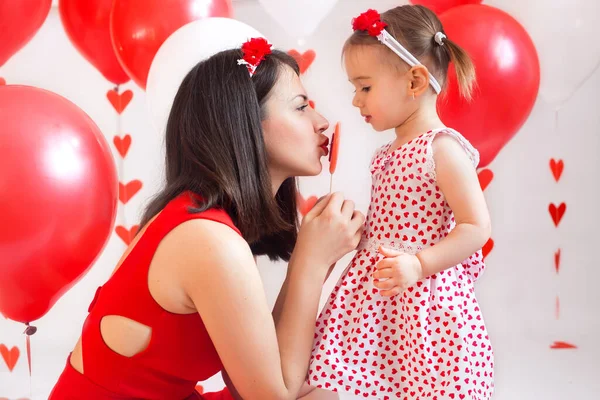 Matka Dcera Lízátkem Tvaru Srdce Bílém Pozadí Dekorem Valentýna Červené — Stock fotografie