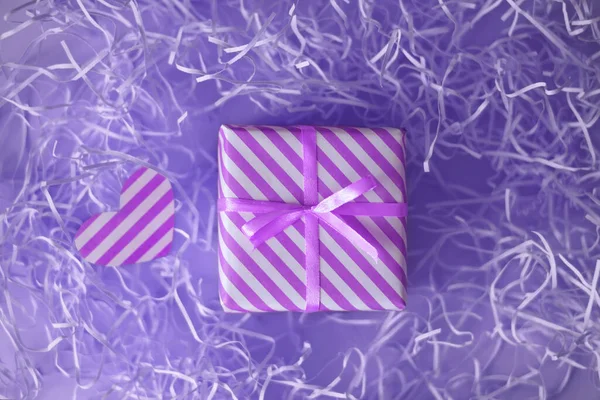 Coffret Cadeau Dans Emballage Papier Violet Rayé Avec Ruban Cœur — Photo