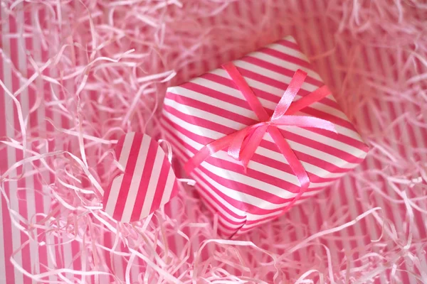 Relleno Papel Alrededor Regalo Con Corazón Rayas Rosadas Blancas Dale —  Fotos de Stock