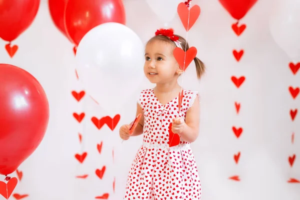 Παιδί Κρατά Στο Χέρι Του Μια Γιρλάντα Κόκκινες Καρδιές Και — Φωτογραφία Αρχείου