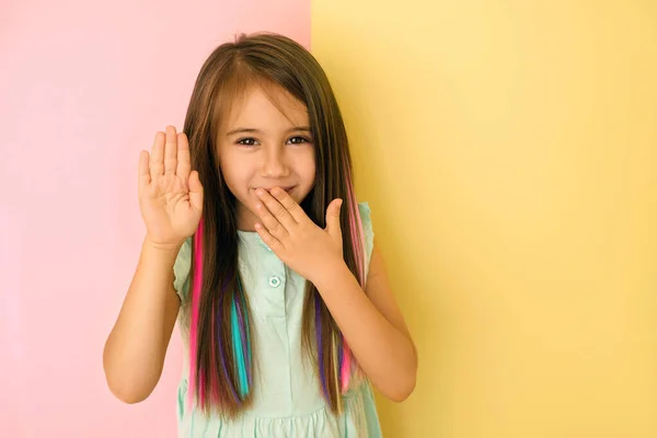Κορίτσι Χρωματιστά Μαλλιά Γελάει Καλύπτει Στόμα Της Χέρι Της Και — Φωτογραφία Αρχείου