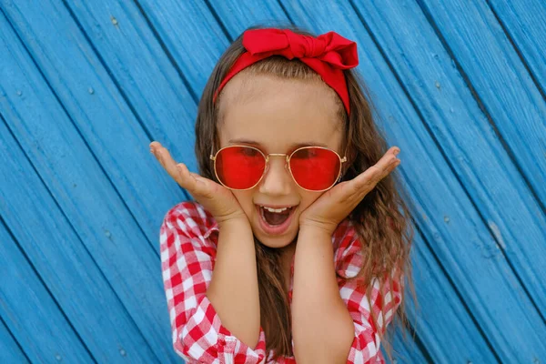 Una Chica Emocional Excitada Con Gafas Sol Abrió Boca Sorprendida —  Fotos de Stock