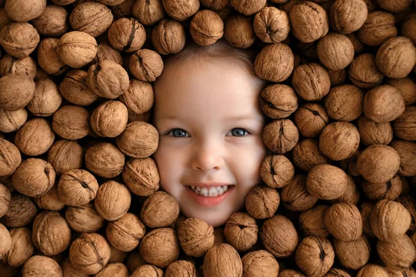 Rosto Uma Garota Sorrindo Engraçado Cercado Por Uma Grande Pilha — Fotografia de Stock