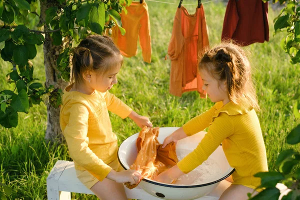 Anak Anak Mencuci Pakaian Sebuah Baskom Bangku Taman Gadis Bersenang — Stok Foto
