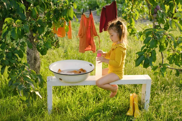Gadis Kecil Melakukan Pekerjaan Rumah Tangga Membantu Ibunya Mencuci Pakaian — Stok Foto